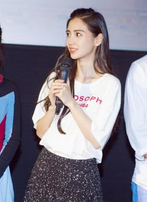 黄晓明晒与儿子"对拳"照报喜 5.9斤宝宝小名曝光