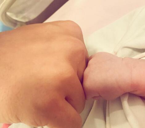 黄晓明晒与儿子"对拳"照报喜 5.9斤宝宝小名曝光