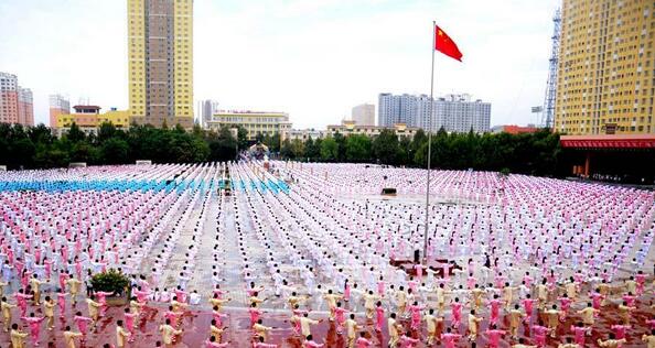 新疆莎车广场万人“唱国歌、练太极”场面蔚为壮观