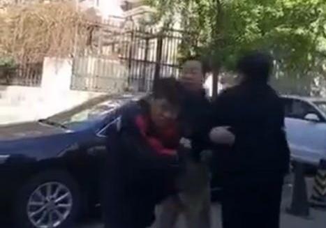 车主殴打快递员被拘遭人肉电话被打爆