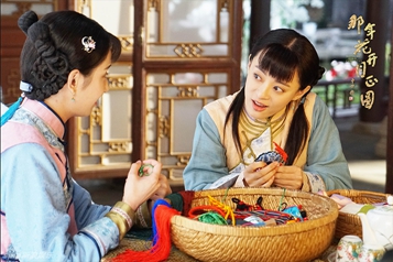 《那年花开月正圆》孙俪饰演学徒周莹下跪遭斥责