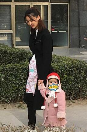 张歆艺录制《妈妈是超人》街边溜娃护肚显孕相