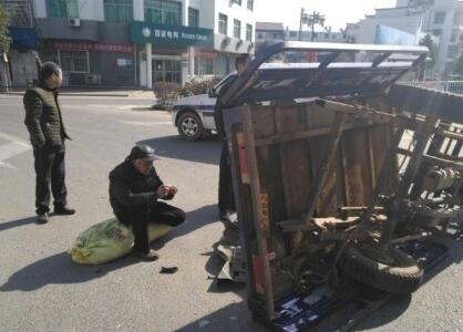 八旬老人遇车祸“不碰瓷”安慰司机引网友点赞