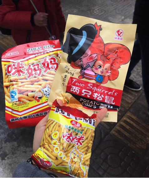  村小学生吃劣质食品"大盘鸡"变成一种零食