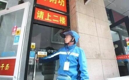 外卖大哥救下6人致订单超时被扣钱称救人重要