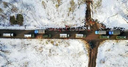 大兴安岭火场出现暴雪扑火人员分批撤离火线