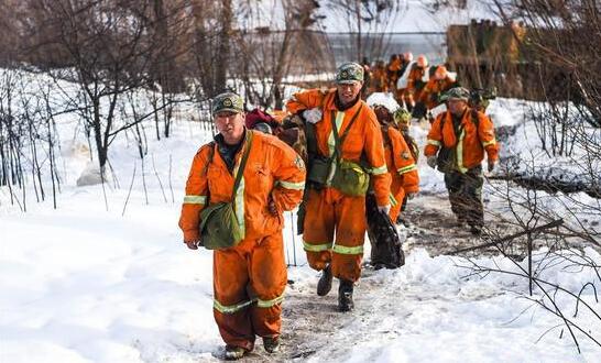 大兴安岭火场出现暴雪扑火人员分批撤离火线