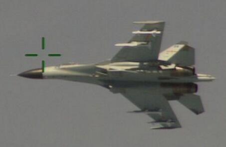 中国战机距美军机46米"桶滚"拦截专家:距离适中