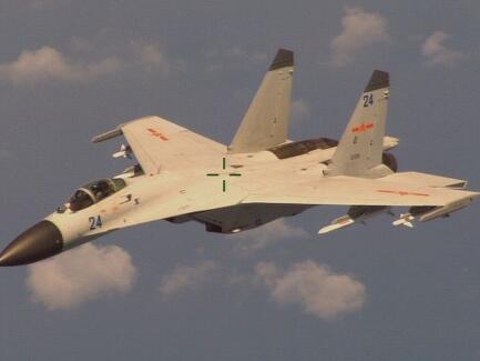中国战机距美军机46米"桶滚"拦截专家:距离适中