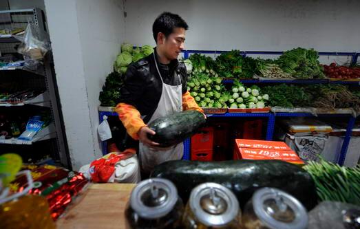 大学生菜市场直播卖菜每天卖出3000斤收入超白领