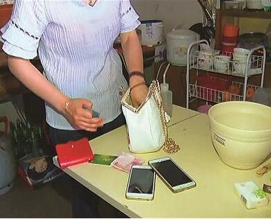 小偷偷完钱物后