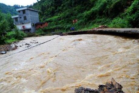 暴雨袭击福建中北部厦漳泉等5市有暴雨或大暴雨