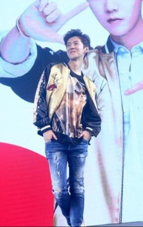 鹿晗穿潮装帅气代言 摆酷萌造型教粉丝如何撩妹 