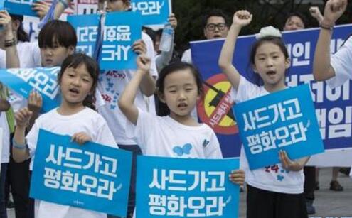 韩国民众在美驻韩使馆附近示威抗议部署“萨德”