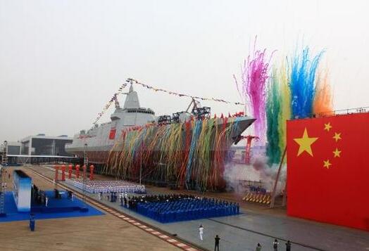 中国055型驱逐舰下水引外媒关注获赞"亚洲最强"