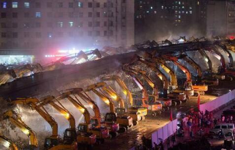外媒惊叹中国效率:589米长立交桥8小时拆完
