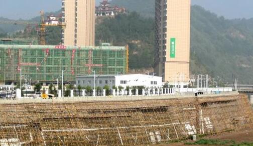 陕西花4000万修河堤质量不合格现裂缝8人被立案