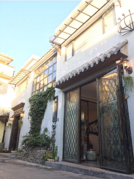 名人故居石板路  旗袍与民宿媲美