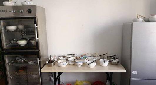 市监部门执法人员现场发现员工用餐的碗筷、消毒柜