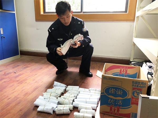 警方在韦某的桌柜下发现大量快递底单