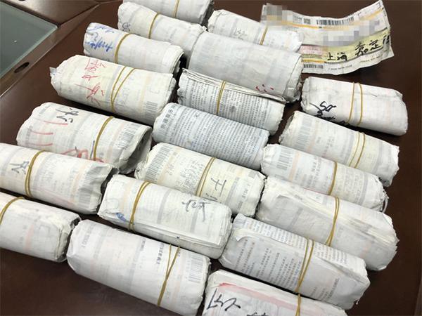 警方在韦某的桌柜下发现大量快递底单