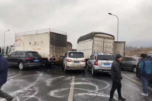 昆楚高速53车撞，4人攀桥逃生坠亡