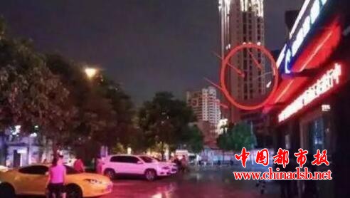 大妈跳广场舞扰民遭“水弹”空袭 究竟是谁对谁错?