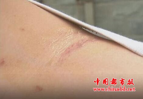 球星化妆成老人打篮球