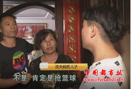 打篮球被抓成花脸 被广场舞大妈抓脸 冲突背后原因到底是什么?