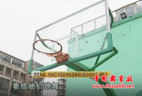 打篮球被抓成花脸 被广场舞大妈抓脸 冲突背后原因到底是什么?