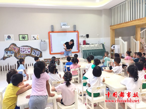 小朋友观看包粽子过程
