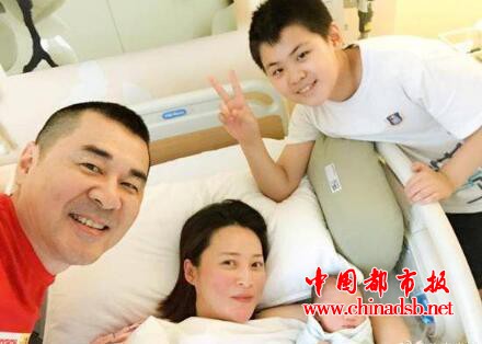 陈建斌次子正面照:一家四口同框画面温馨爆棚 太有爱了