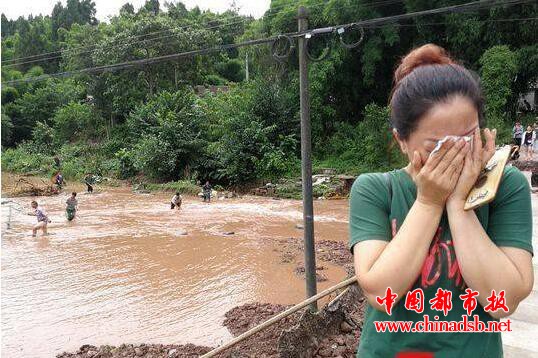 洪水突袭鱼塘:十多万斤鱼被冲走 背后真相令人痛心