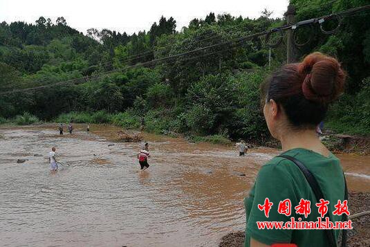 洪水突袭鱼塘:十多万斤鱼被冲走 