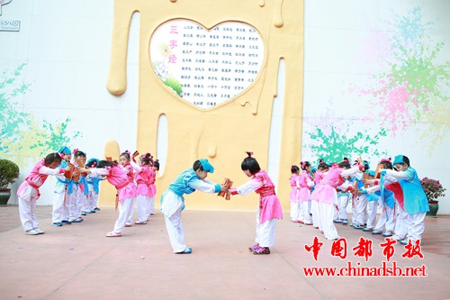 幼儿诵读《三字经》